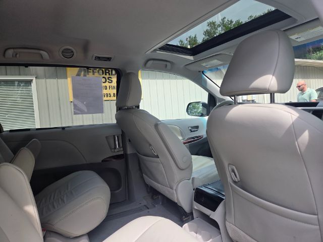 2014 Toyota Sienna XLE V6 8 Passenger Elgin IL