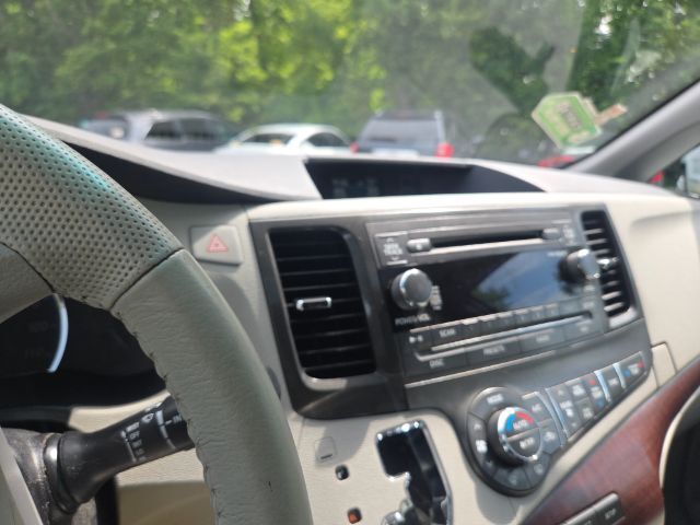 2014 Toyota Sienna XLE V6 8 Passenger Elgin IL
