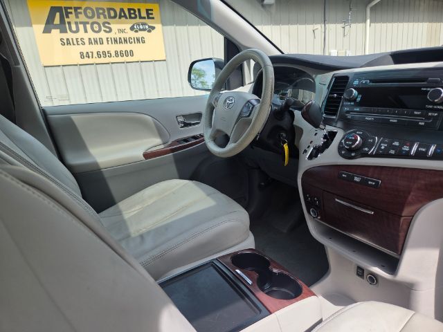 2014 Toyota Sienna XLE V6 8 Passenger Elgin IL