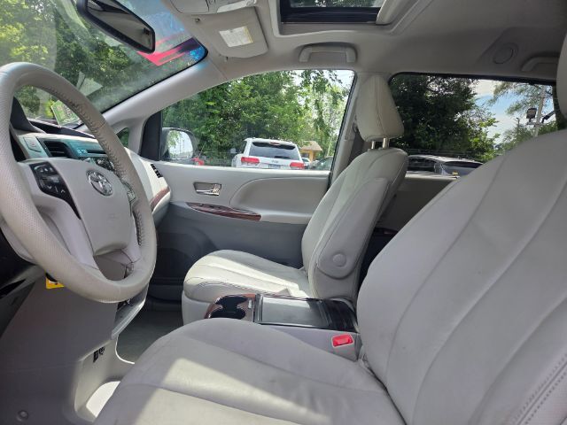 2014 Toyota Sienna XLE V6 8 Passenger Elgin IL