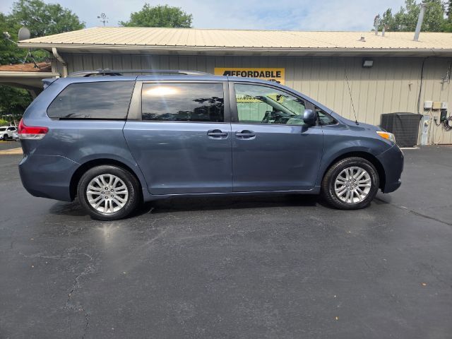2014 Toyota Sienna XLE V6 8 Passenger Elgin IL