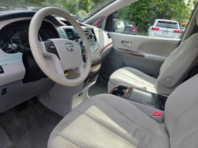 2014 Toyota Sienna XLE V6 8 Passenger Elgin IL