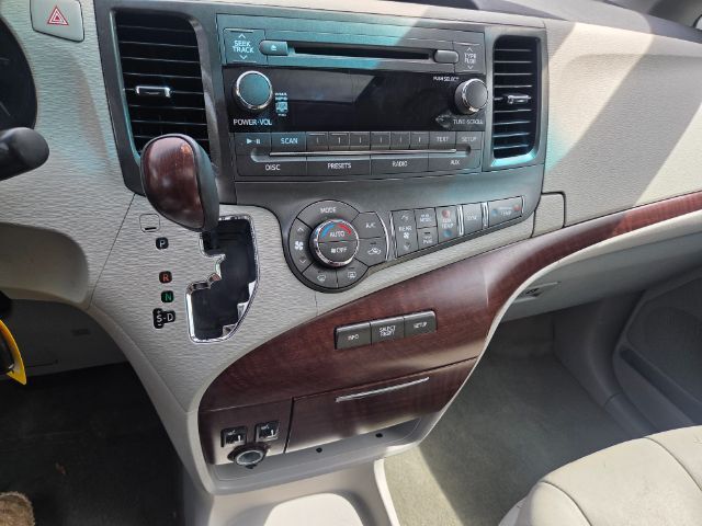 2014 Toyota Sienna XLE V6 8 Passenger Elgin IL