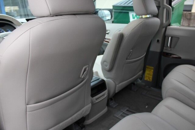 2014 Toyota Sienna XLE photo 18