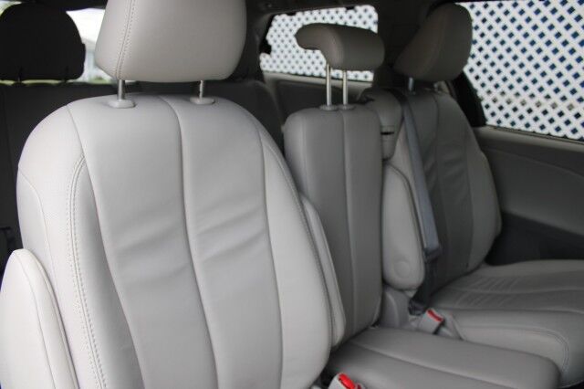 2014 Toyota Sienna XLE photo 11