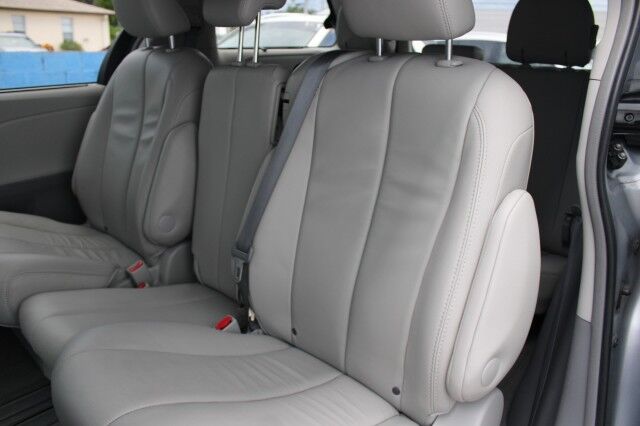 2014 Toyota Sienna XLE photo 17