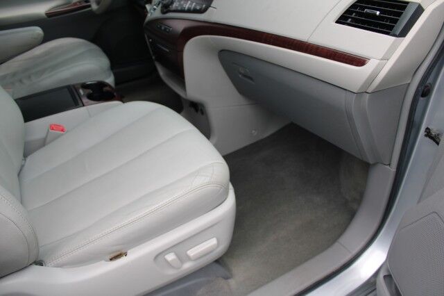 2014 Toyota Sienna XLE photo 12