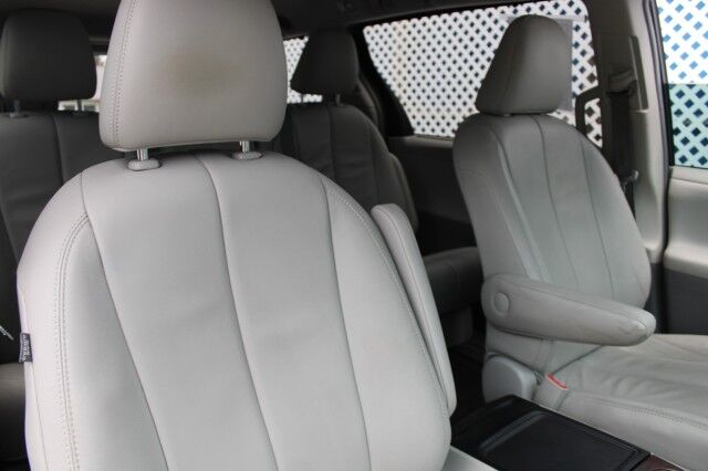 2014 Toyota Sienna XLE photo 13