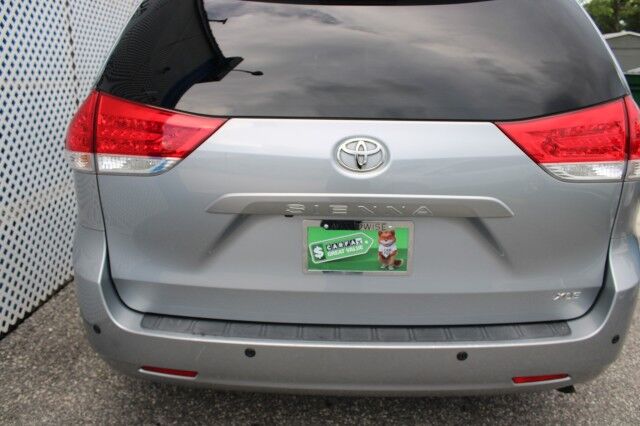 2014 Toyota Sienna XLE photo 4