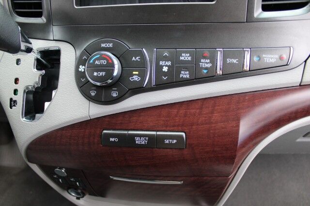 2014 Toyota Sienna XLE photo 15