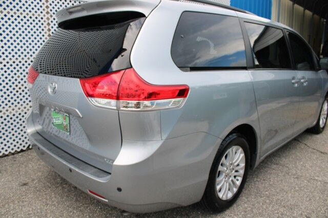 2014 Toyota Sienna XLE photo 3