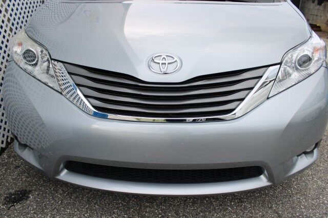 2014 Toyota Sienna XLE photo 8