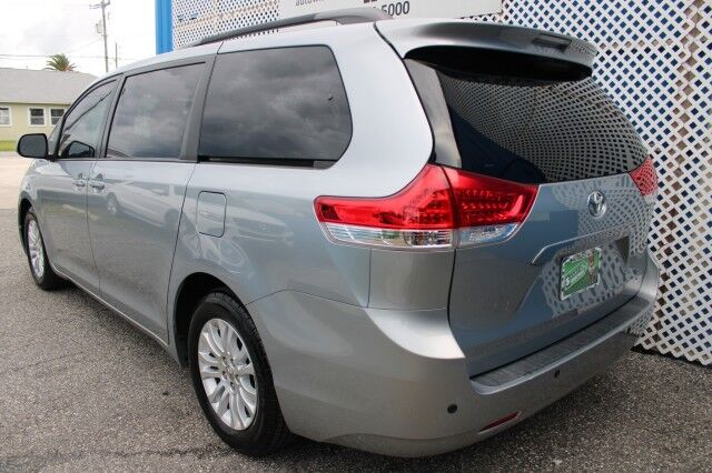 2014 Toyota Sienna XLE photo 6