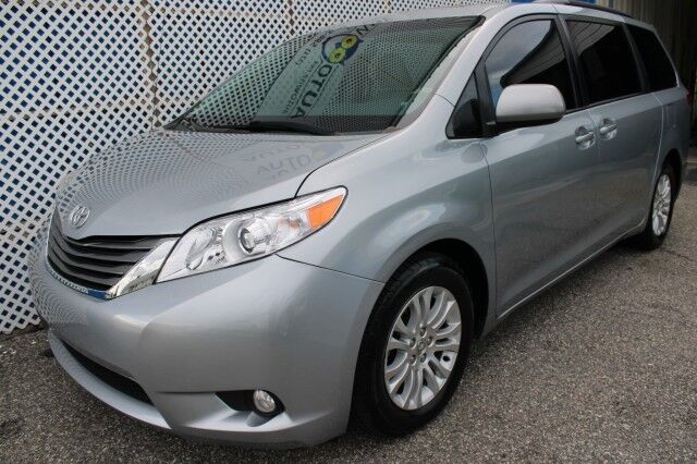 2014 Toyota Sienna XLE photo 7