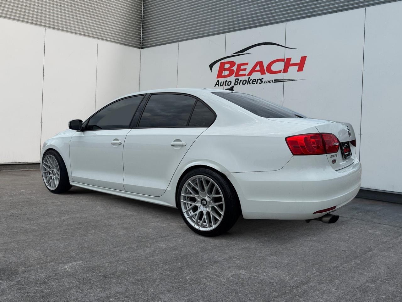 2014 Volkswagen Jetta Sedan SE, MANUAL, KEYLESS ENTRY, ALL WEATHER FLOORMATS, LEATHER SEATS, CLEAN CARFAX VEHICLE, COME SEE WHY THIS COULD BE YOUR NEXT CAR!!! Norfolk VA