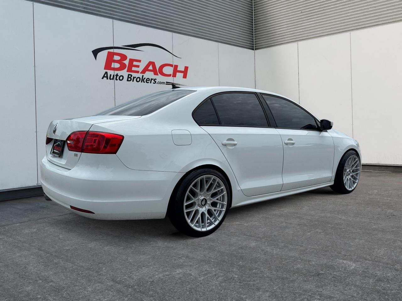 2014 Volkswagen Jetta Sedan SE, MANUAL, KEYLESS ENTRY, ALL WEATHER FLOORMATS, LEATHER SEATS, CLEAN CARFAX VEHICLE, COME SEE WHY THIS COULD BE YOUR NEXT CAR!!! Norfolk VA