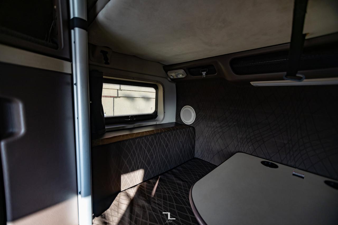 2014 Volvo VNL 670 Tractor Sleeper Red Deer AB