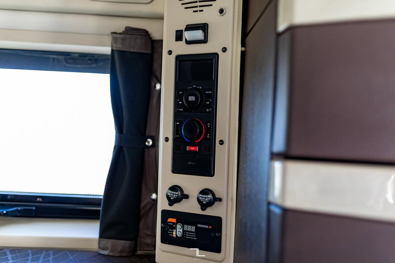 2014 Volvo VNL 670 Tractor Sleeper Red Deer AB