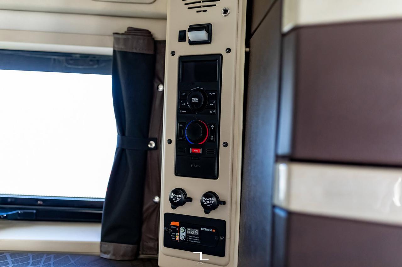 2014 Volvo VNL 670 Tractor Sleeper Red Deer AB