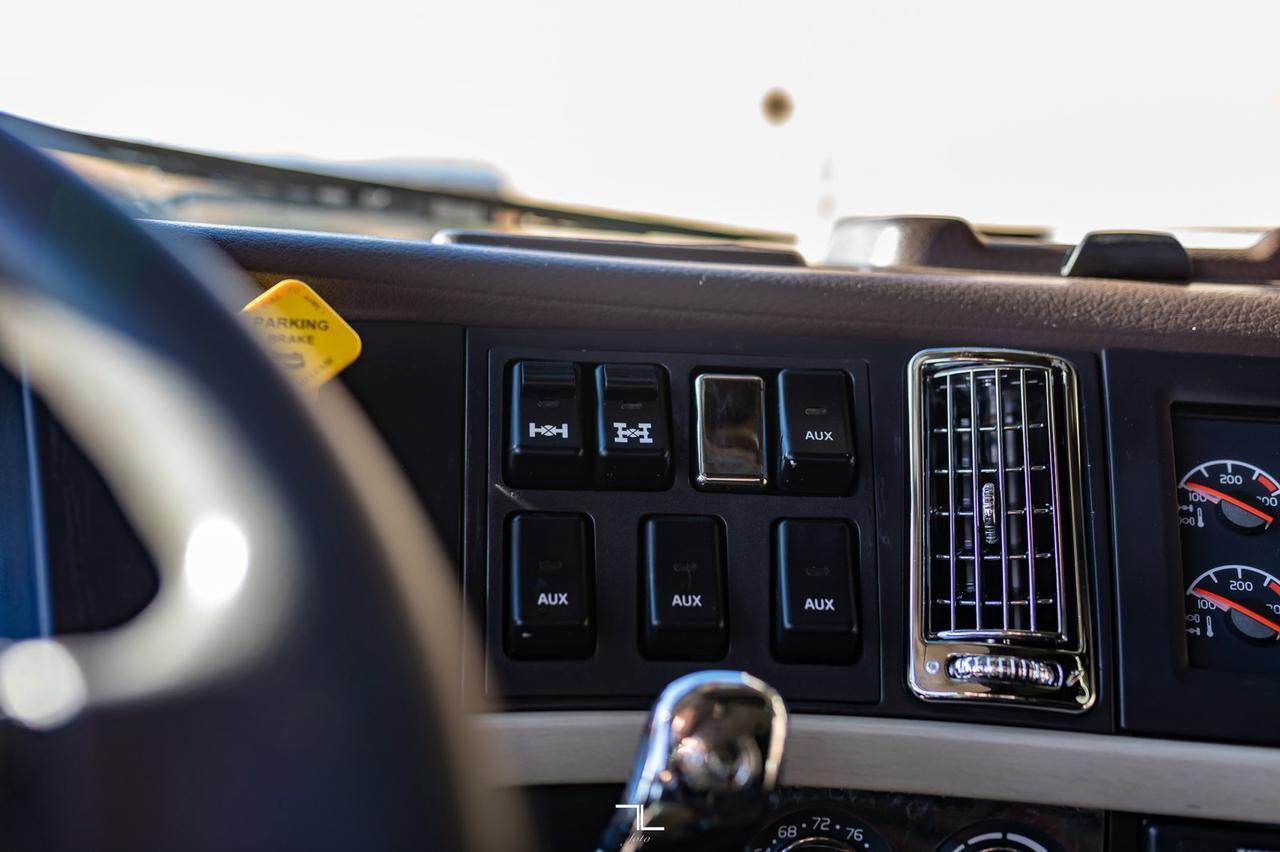 2014 Volvo VNL 670 Tractor Sleeper Red Deer AB