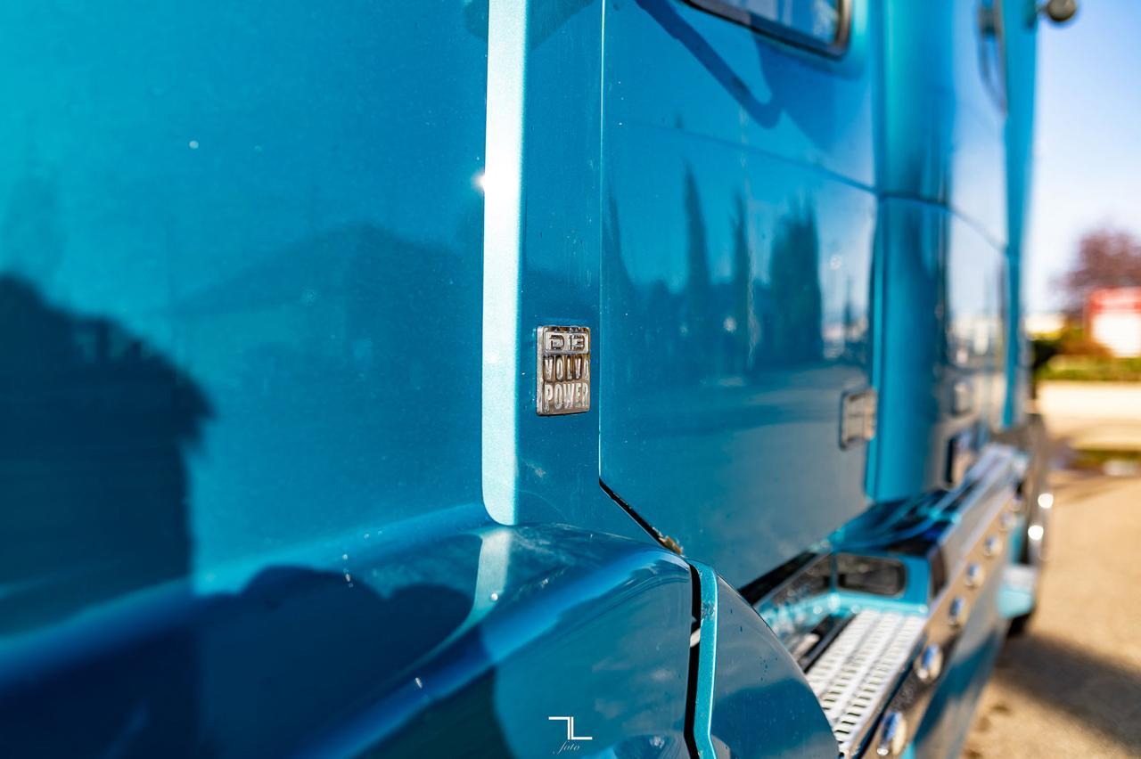 2014 Volvo VNL 670 Tractor Sleeper Red Deer AB