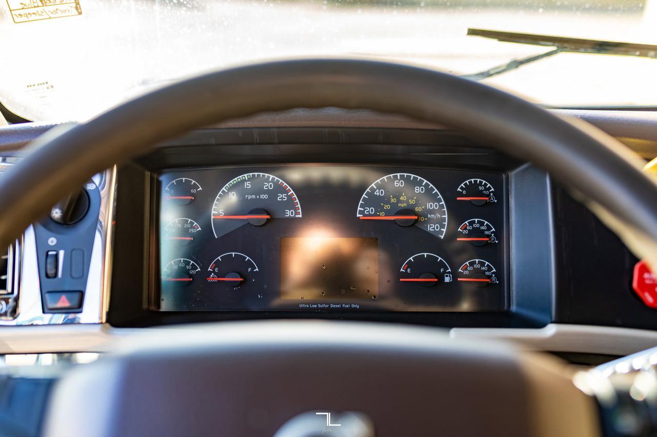 2014 Volvo VNL 670 Tractor Sleeper Red Deer AB