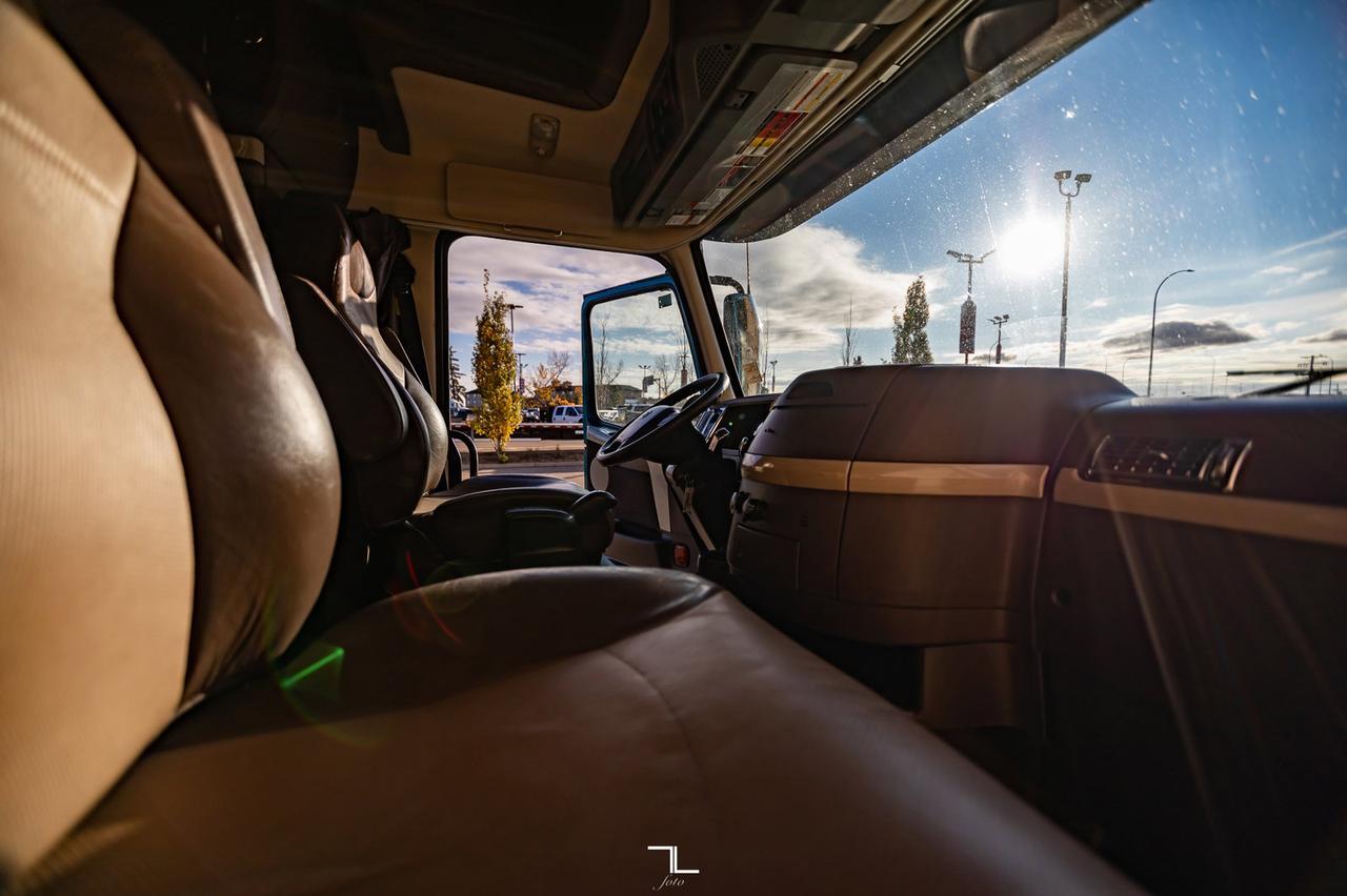 2014 Volvo VNL 670 Tractor Sleeper Red Deer AB