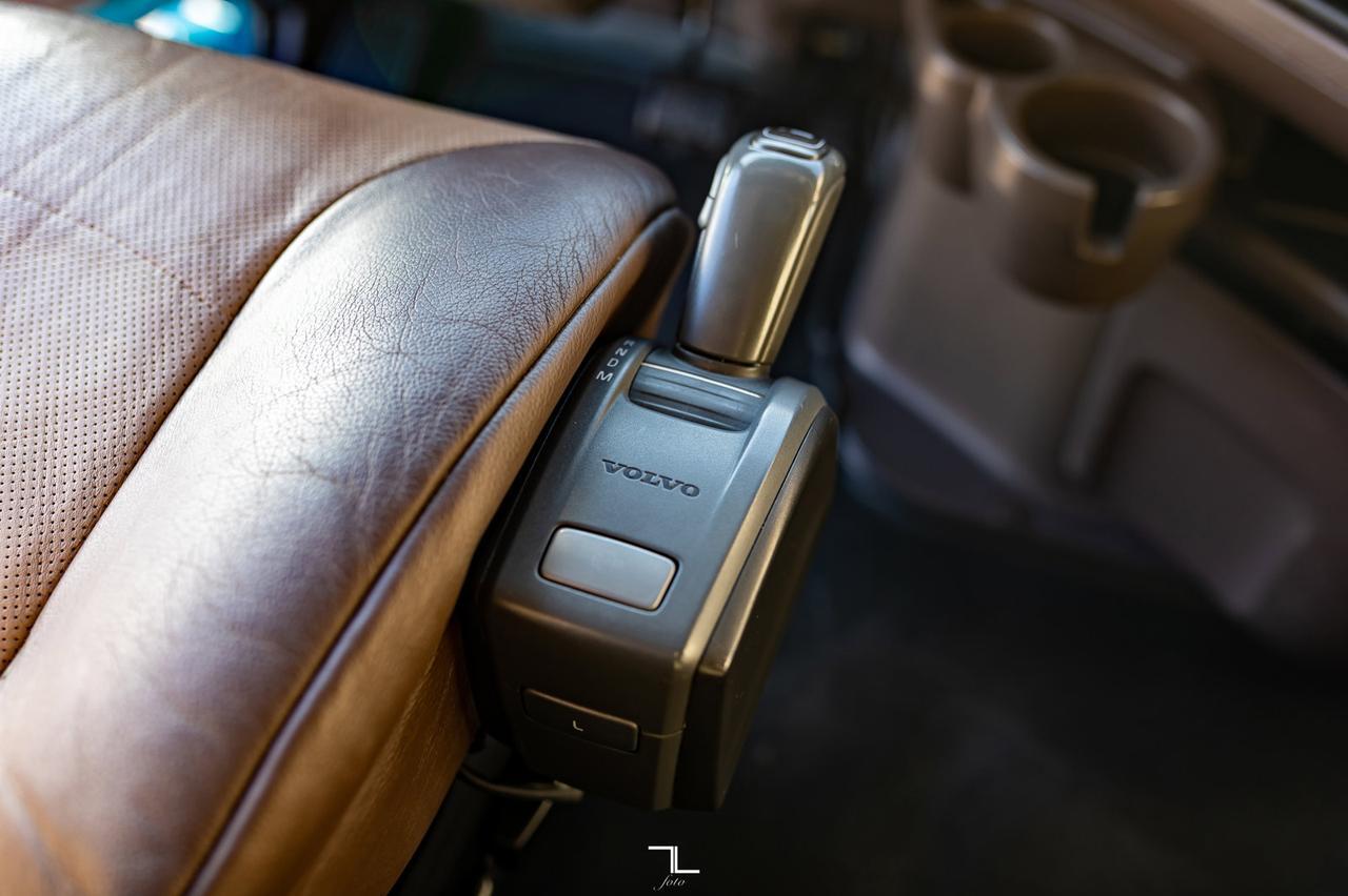 2014 Volvo VNL 670 Tractor Sleeper Red Deer AB