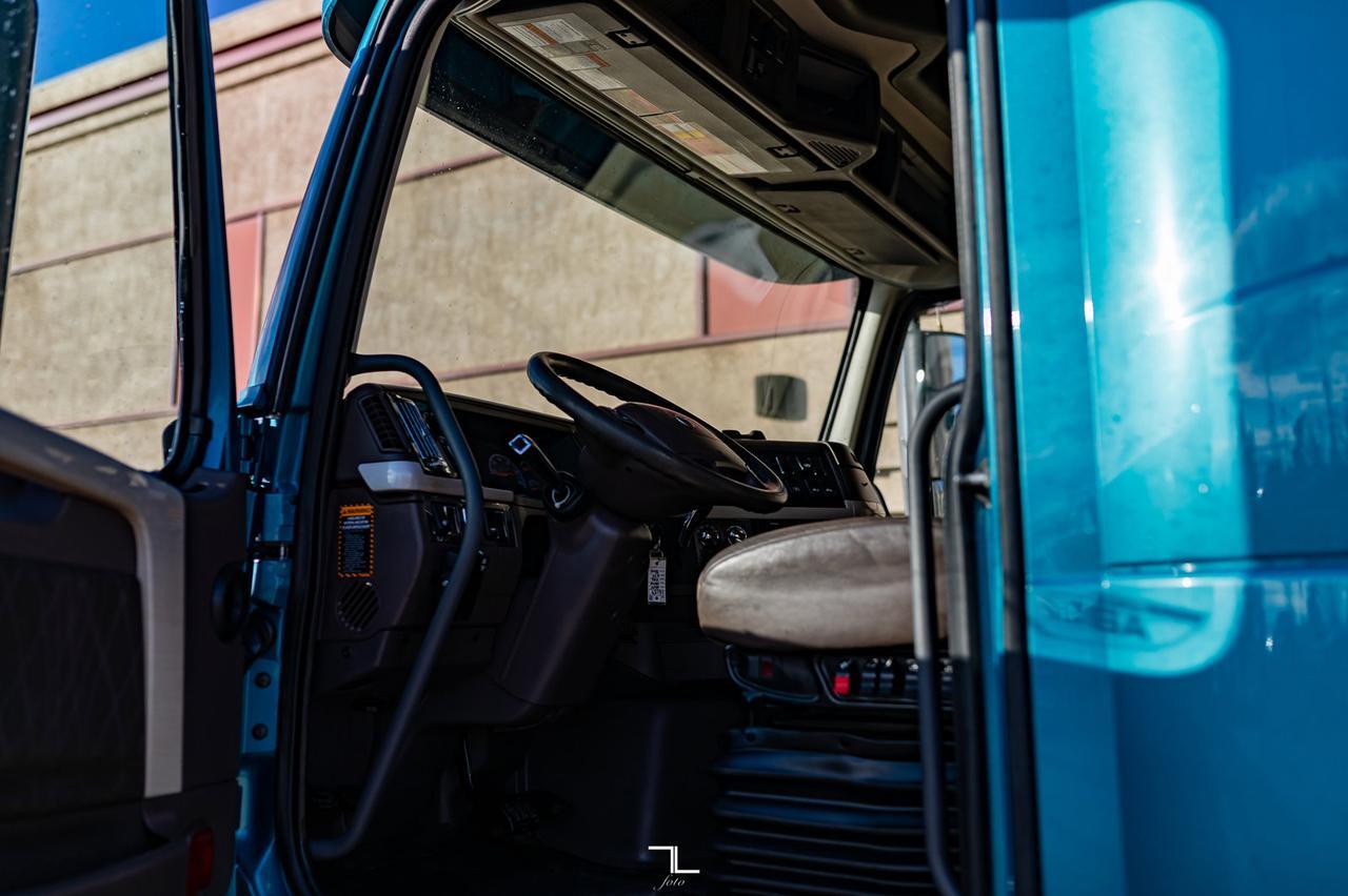 2014 Volvo VNL 670 Tractor Sleeper Red Deer AB