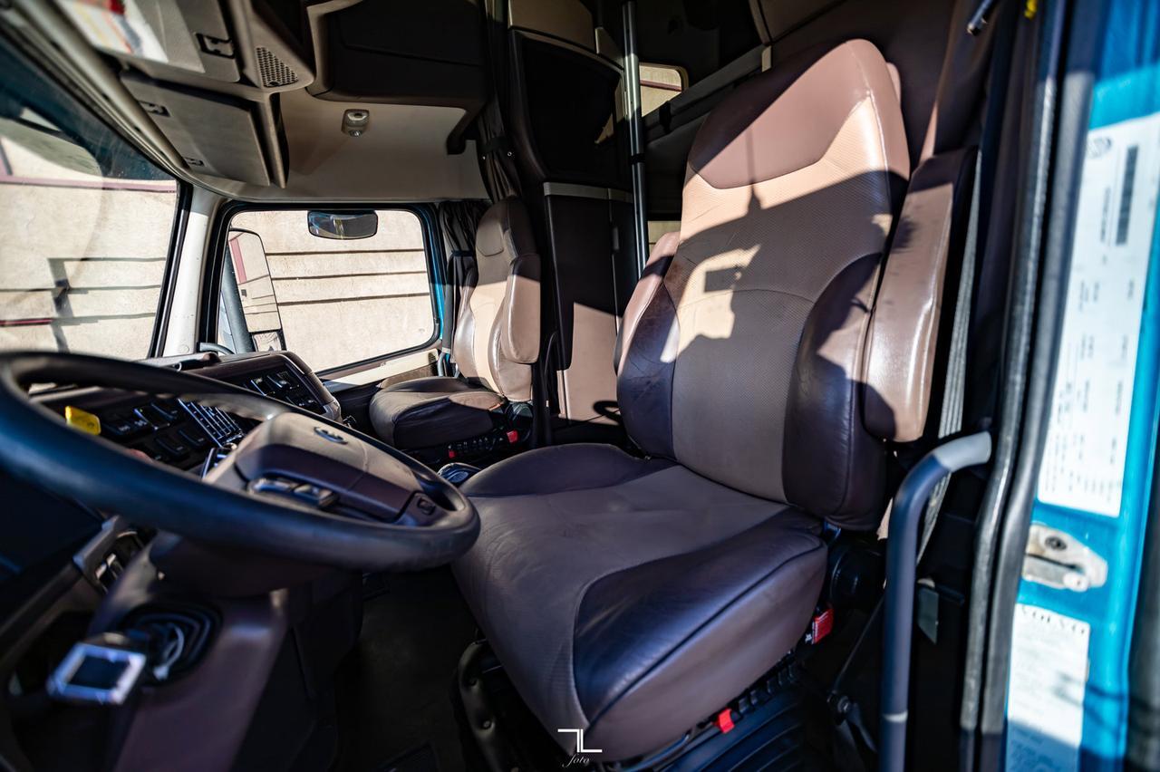 2014 Volvo VNL 670 Tractor Sleeper Red Deer AB