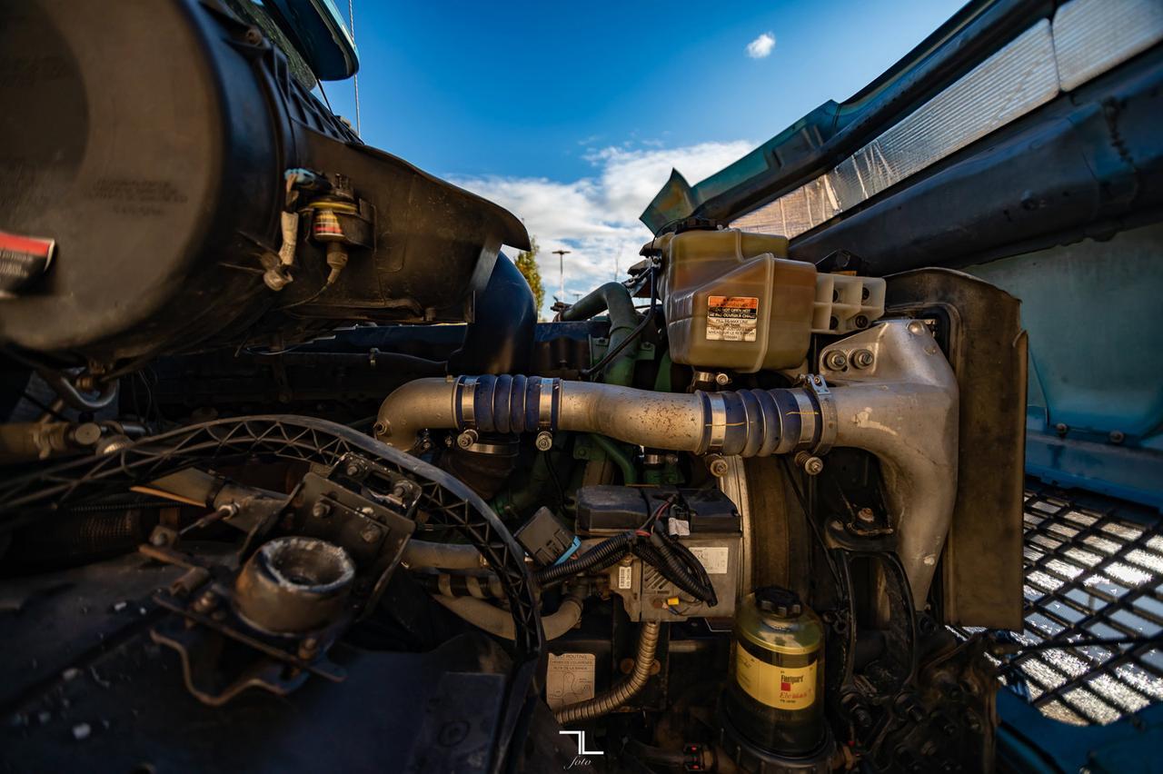 2014 Volvo VNL 670 Tractor Sleeper Red Deer AB