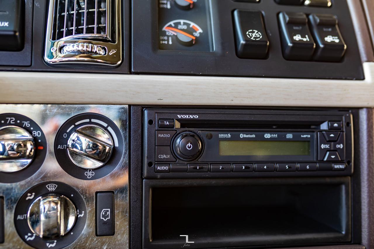 2014 Volvo VNL 670 Tractor Sleeper Red Deer AB