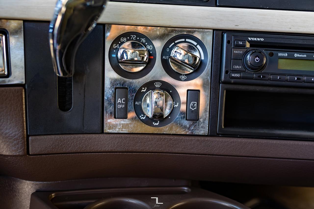 2014 Volvo VNL 670 Tractor Sleeper Red Deer AB