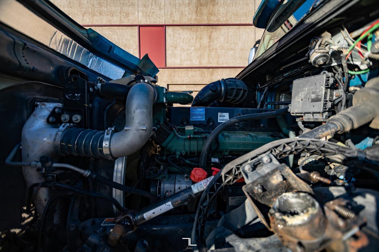 2014 Volvo VNL 670 Tractor Sleeper Red Deer AB