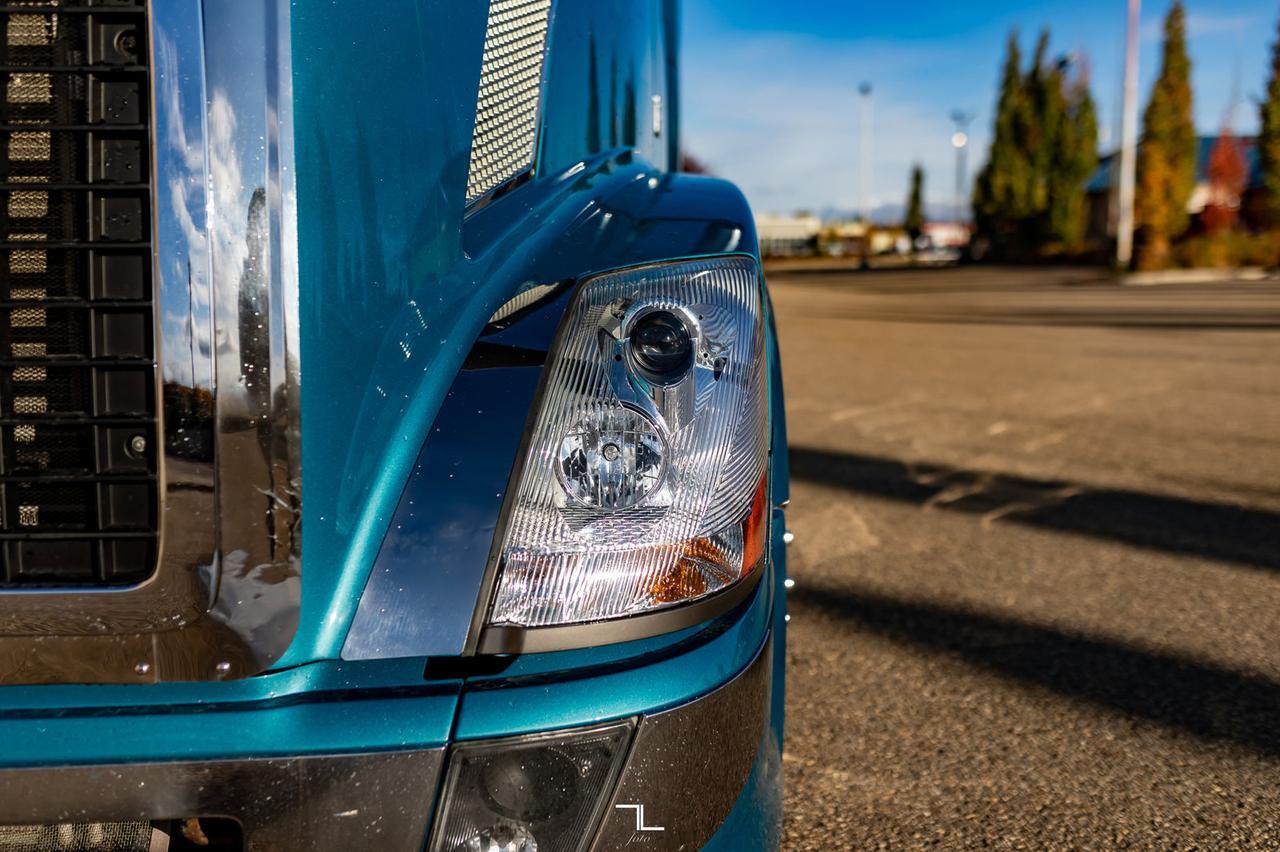 2014 Volvo VNL 670 Tractor Sleeper Red Deer AB