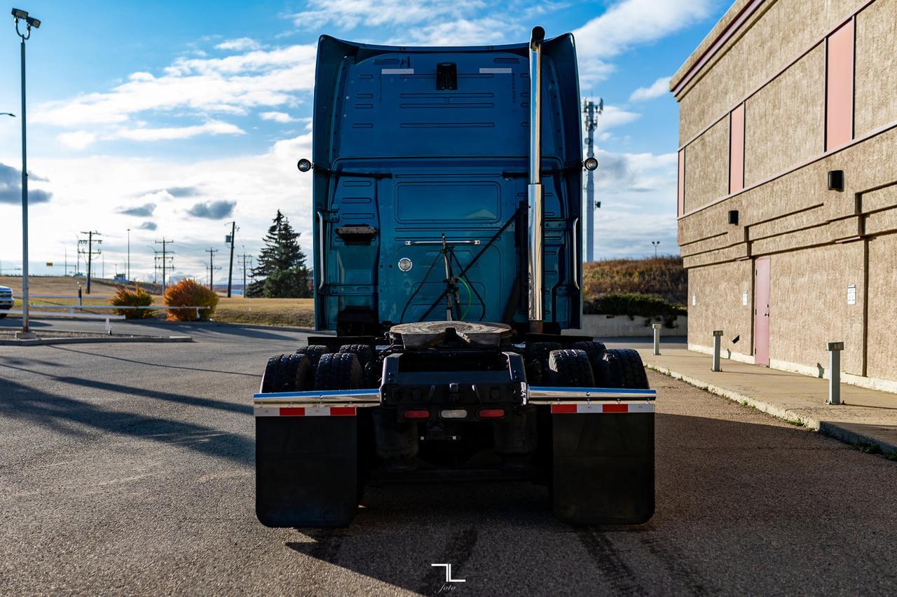 2014 Volvo VNL 670 Tractor Sleeper Red Deer AB