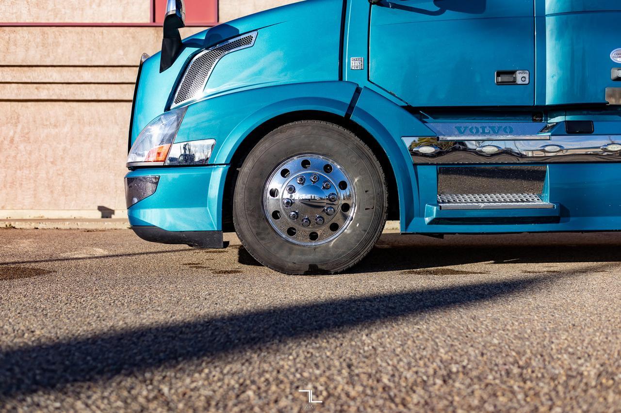 2014 Volvo VNL 670 Tractor Sleeper Red Deer AB