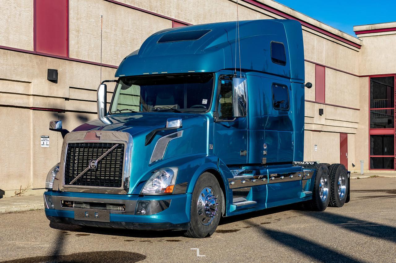 2014 Volvo VNL 670 Tractor Sleeper Red Deer AB