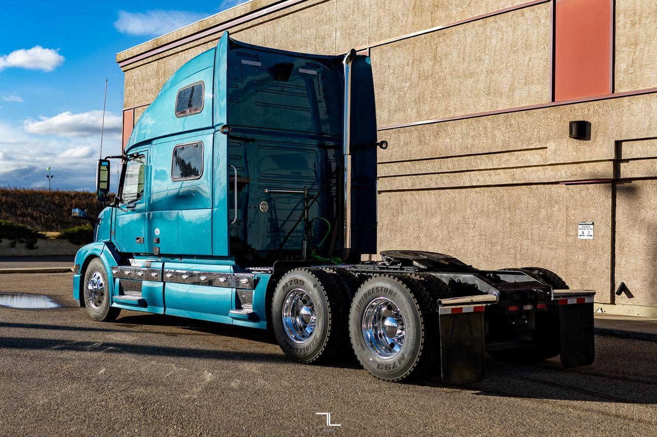 2014 Volvo VNL 670 Tractor Sleeper Red Deer AB