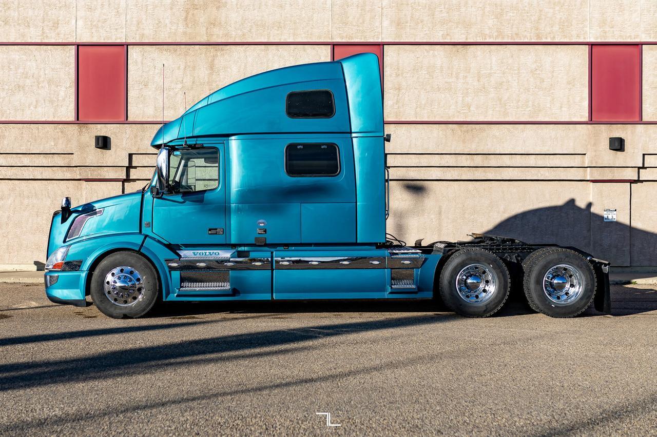 2014 Volvo VNL 670 Tractor Sleeper Red Deer AB