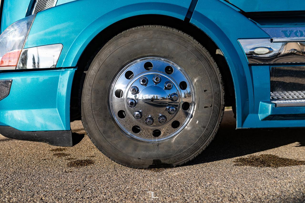 2014 Volvo VNL 670 Tractor Sleeper Red Deer AB