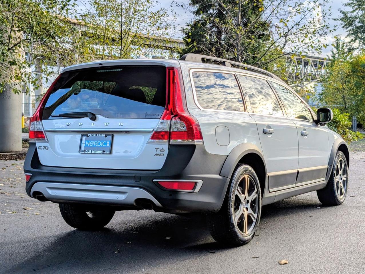 2014 Volvo XC70 T6 AWD Premier Plus w/High Performance Audio, Blind Spot Information, Moon Roof & Heated Leather Sea Portland OR