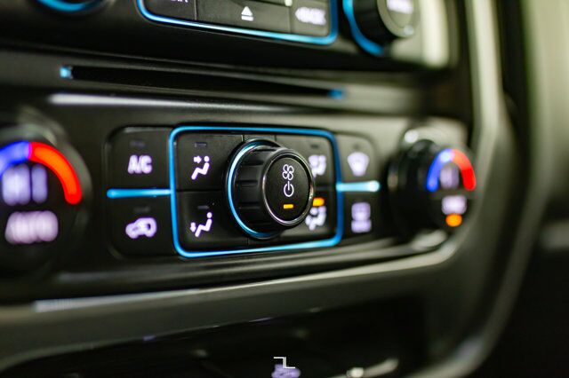 2015 Chevrolet Silverado 2500HD 4x4 Crew Cab LT 6&quot; Lift Wheels BCam Red Deer AB