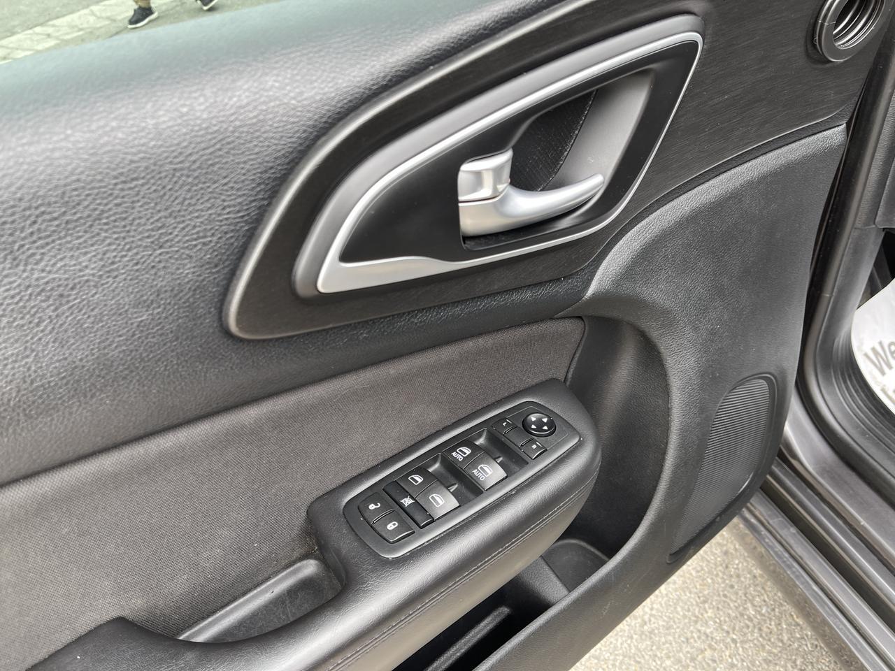 2015 Chrysler 200 Limited Hayden ID