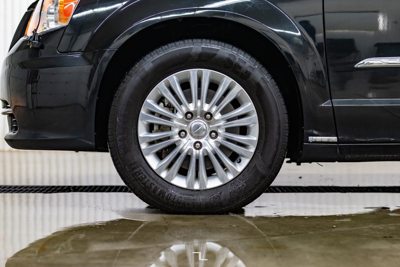 2015 Chrysler Town & Country Premium Leather DVD BCam Red Deer AB