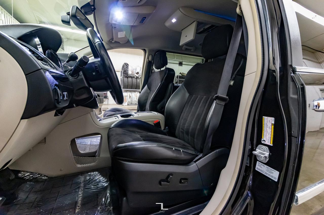 2015 Chrysler Town & Country Premium Leather DVD BCam Red Deer AB