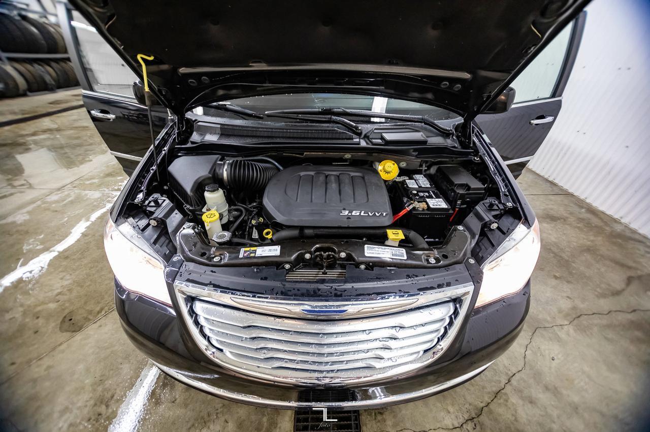 2015 Chrysler Town & Country Touring L Leather Nav DVD BCam Red Deer AB