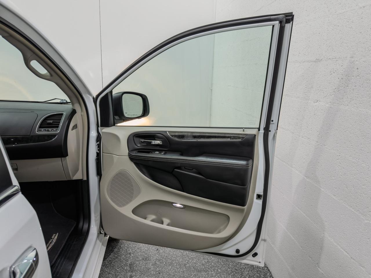 2015 Chrysler Town & Country Touring Tallmadge OH