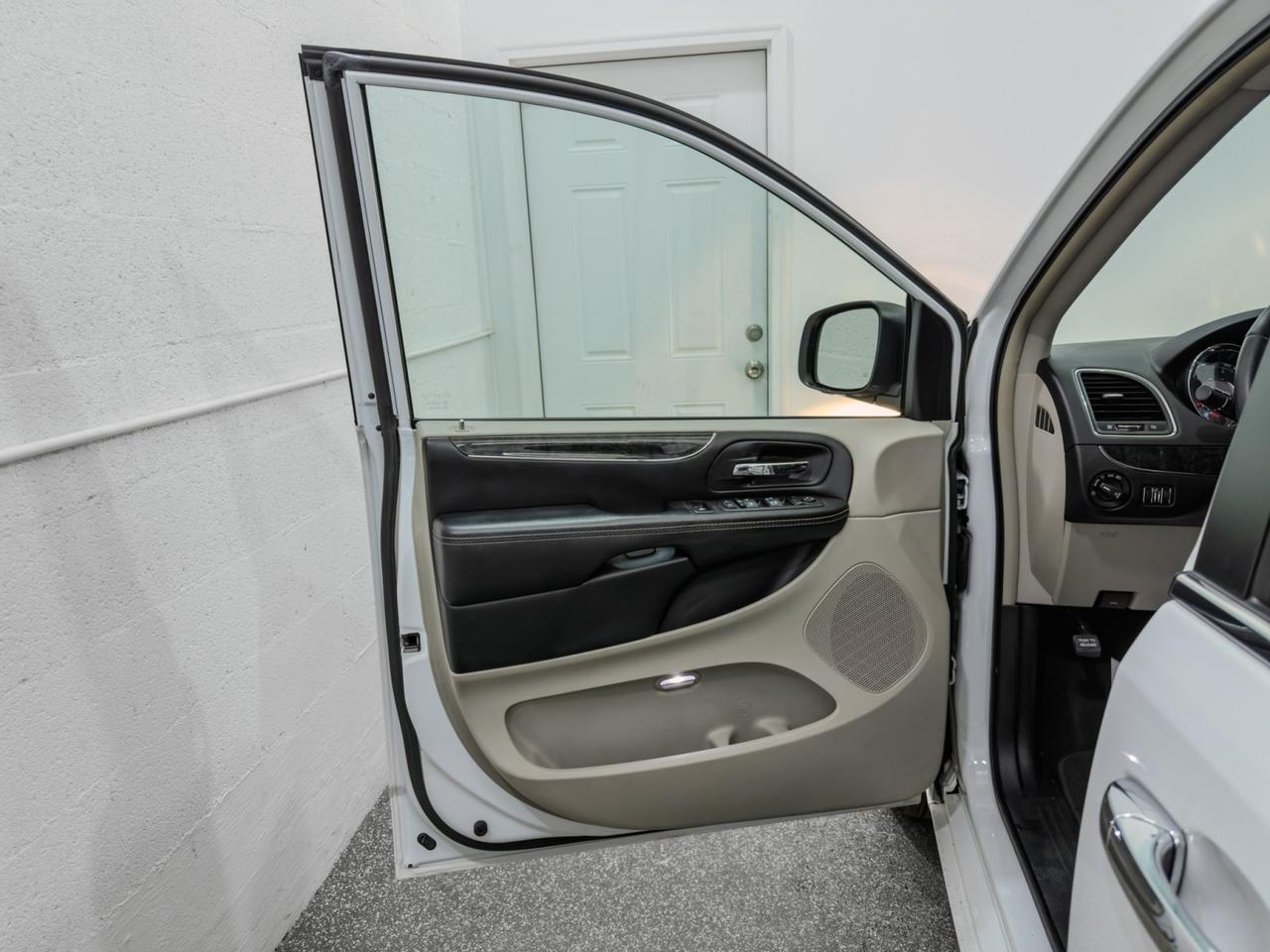 2015 Chrysler Town & Country Touring Tallmadge OH