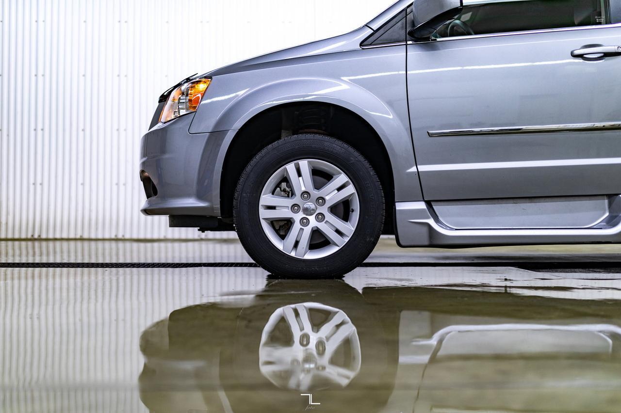 2015 Dodge Grand Caravan Crew Plus Wheelchair Conversion Leather Nav BCam Red Deer AB